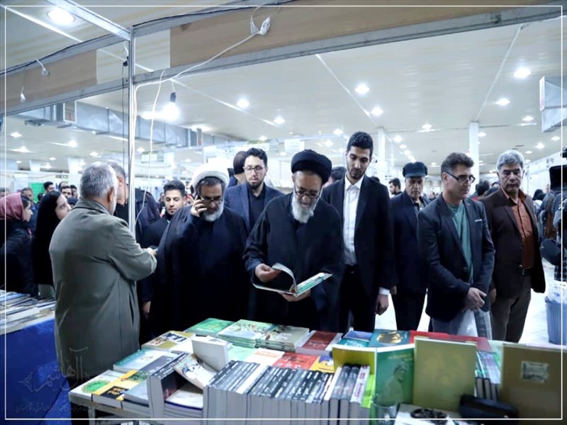 بازدید نماینده ولی فقیه در استان از نمایشگاه بین‌المللی کتاب تبریز