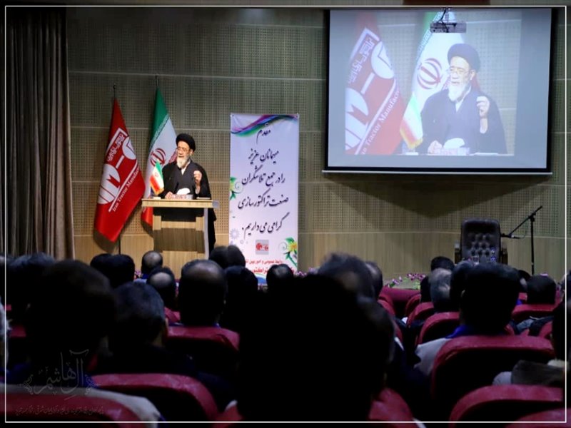 بازدید نماینده ولی فقیه از خطوط تولید گروه صنعتی تراکتورسازی تبریز