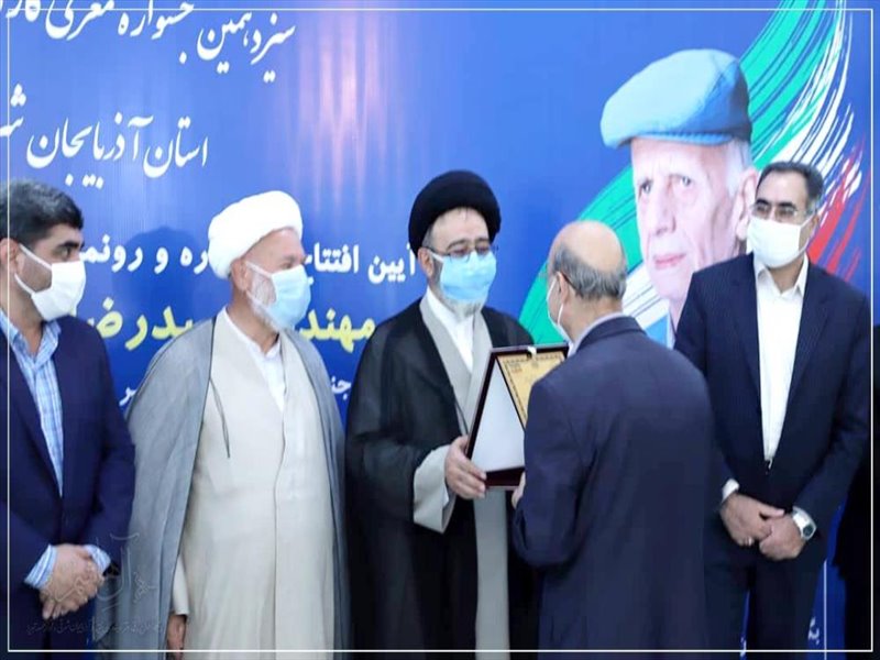 رونمایی از تندیس پدر صنعت آذربایجان در سیزدهمین جشنواره کارآفرینان برتر آذربایجان شرقی