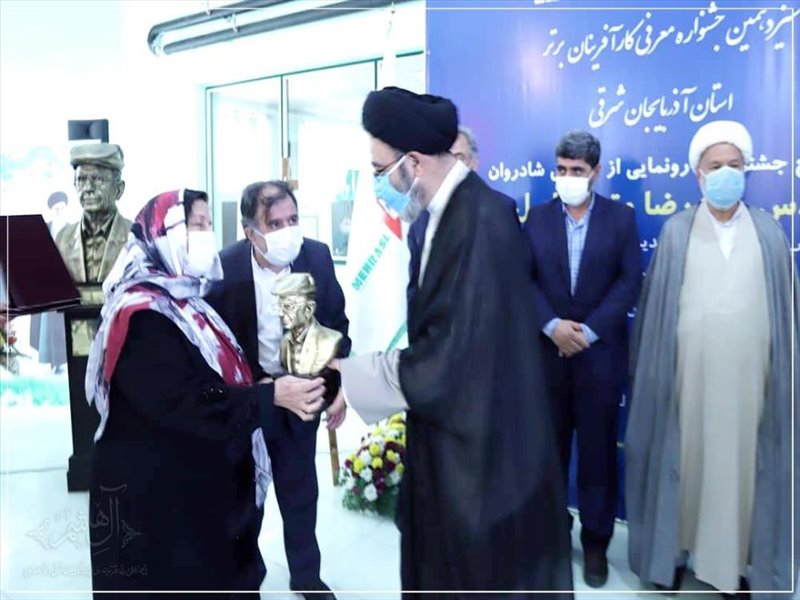 رونمایی از تندیس پدر صنعت آذربایجان در سیزدهمین جشنواره کارآفرینان برتر آذربایجان شرقی