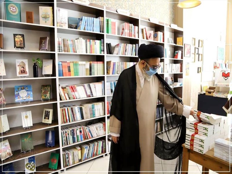 بازدید نماینده ولی فقیه در استان از کتابخانه ها و کتابفروشی های تبریز بمناسبت هفته کتاب و کتابخوانی