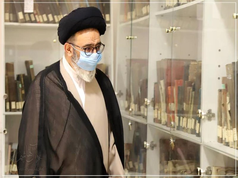 بازدید نماینده ولی فقیه در استان از کتابخانه ها و کتابفروشی های تبریز بمناسبت هفته کتاب و کتابخوانی
