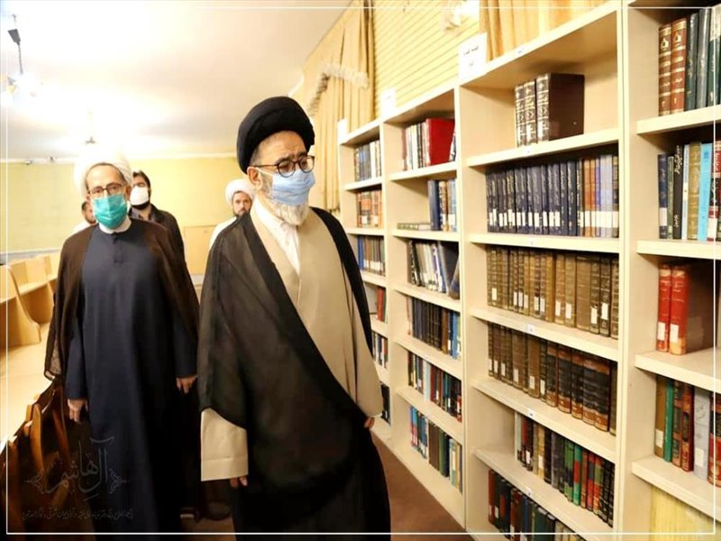 بازدید نماینده ولی فقیه در استان از کتابخانه ها و کتابفروشی های تبریز بمناسبت هفته کتاب و کتابخوانی