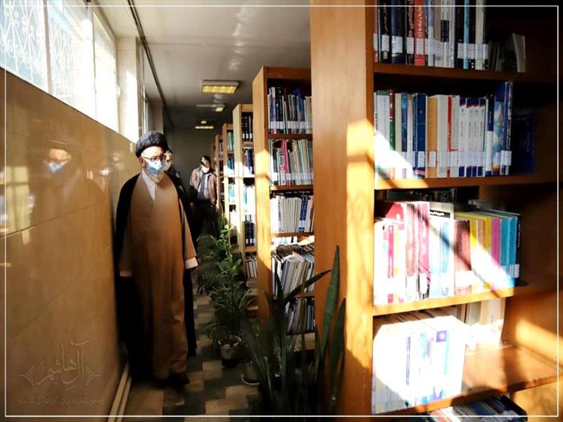 بازدید نماینده ولی فقیه در استان از کتابخانه ها و کتابفروشی های تبریز بمناسبت هفته کتاب و کتابخوانی