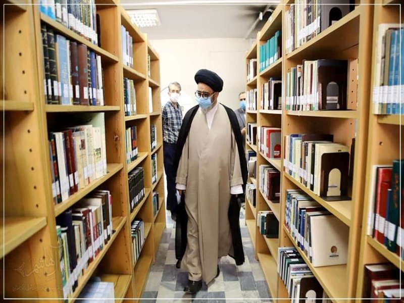 بازدید نماینده ولی فقیه در استان از کتابخانه ها و کتابفروشی های تبریز بمناسبت هفته کتاب و کتابخوانی