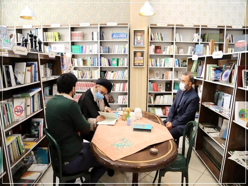 بازدید نماینده ولی فقیه در استان از کتابخانه ها و کتابفروشی های تبریز بمناسبت هفته کتاب و کتابخوانی