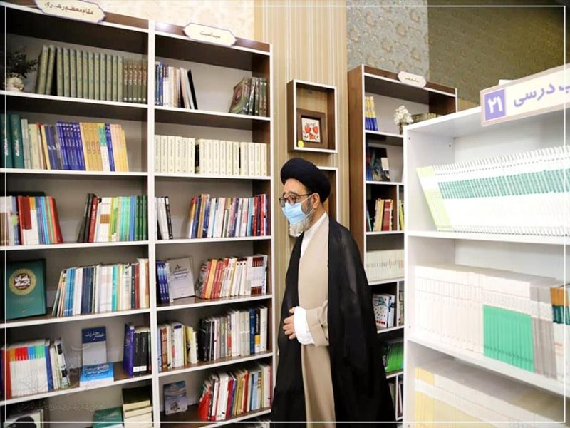 بازدید نماینده ولی فقیه در استان از کتابخانه ها و کتابفروشی های تبریز بمناسبت هفته کتاب و کتابخوانی