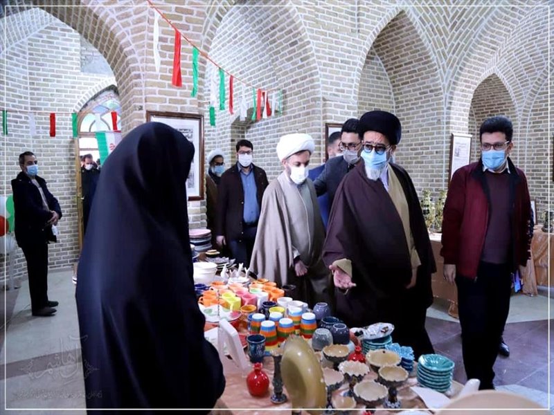 بازدید نماینده ولی فقیه از کشت و صنعت شیرین عسل شبستر