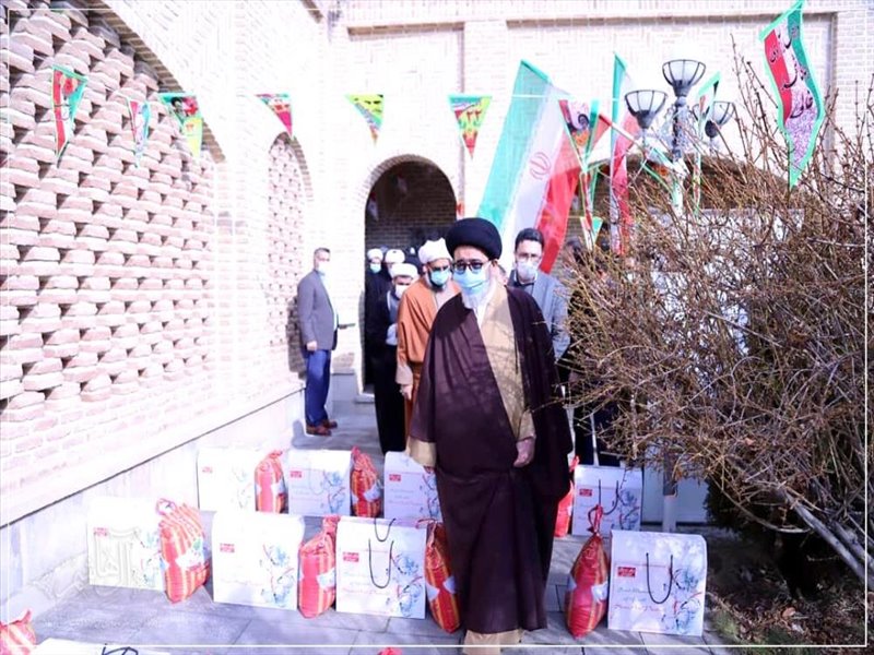 بازدید نماینده ولی فقیه از کشت و صنعت شیرین عسل شبستر