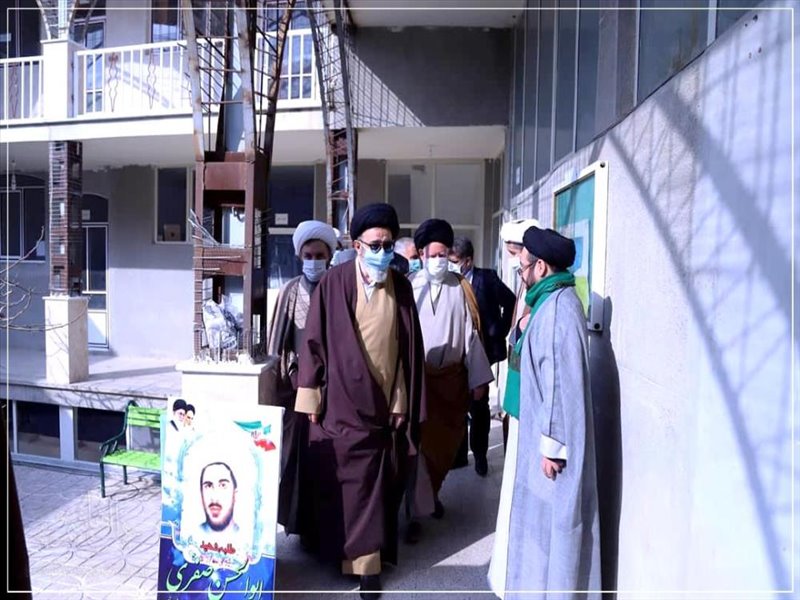 بازدید نماینده ولی فقیه از کشت و صنعت شیرین عسل شبستر