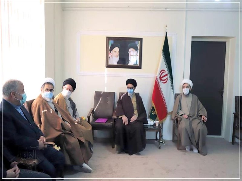 بازدید نماینده ولی فقیه از کشت و صنعت شیرین عسل شبستر