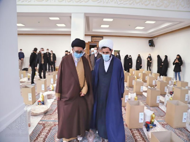 مراسم اهدای بسته های کمک معیشتی توسط گروه های جهادی دانشگاه علوم پزشکی تبریز
