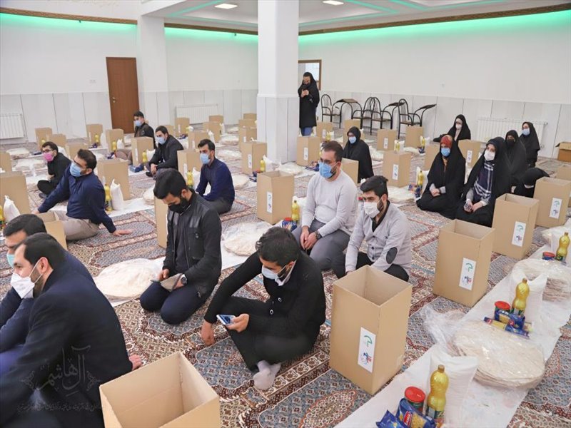مراسم اهدای بسته های کمک معیشتی توسط گروه های جهادی دانشگاه علوم پزشکی تبریز