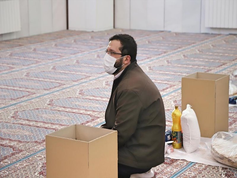 مراسم اهدای بسته های کمک معیشتی توسط گروه های جهادی دانشگاه علوم پزشکی تبریز