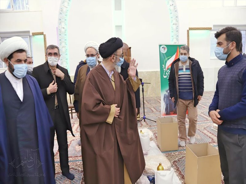 مراسم اهدای بسته های کمک معیشتی توسط گروه های جهادی دانشگاه علوم پزشکی تبریز
