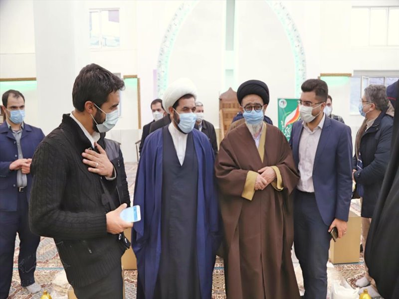 مراسم اهدای بسته های کمک معیشتی توسط گروه های جهادی دانشگاه علوم پزشکی تبریز