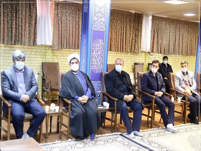 دیدار جمعی از خانواده شهدا و علمای بخش لیلان شهرستان ملکان با نماینده ولی فقیه در استان