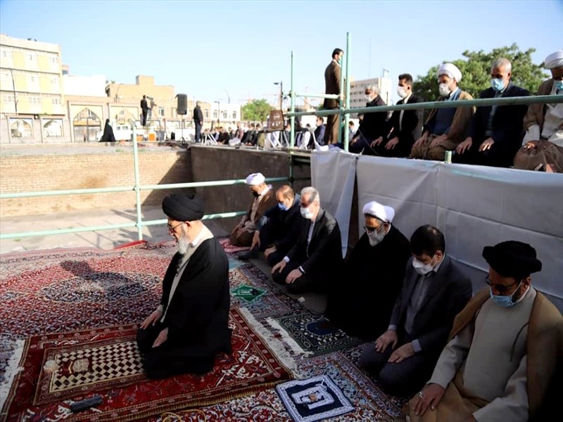 نماز عید فطر با رعایت شیوه نامه‌های بهداشتی در محوطه ارک تبریز برگزار شد