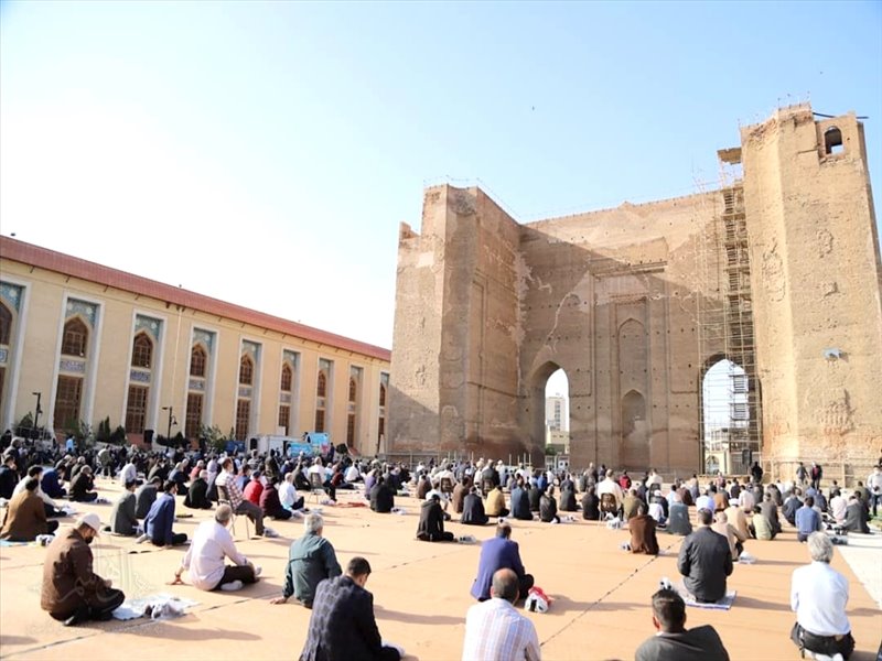 نماز عید فطر با رعایت شیوه نامه‌های بهداشتی در محوطه ارک تبریز برگزار شد