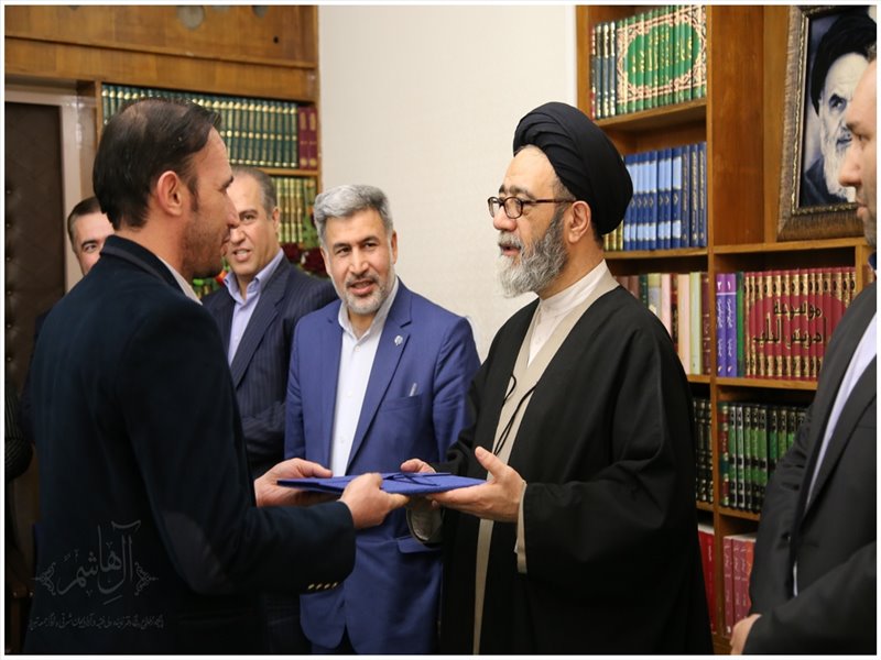 دیدار مدیریت شعب بانک تجارت با نماینده ولی فقیه در استان