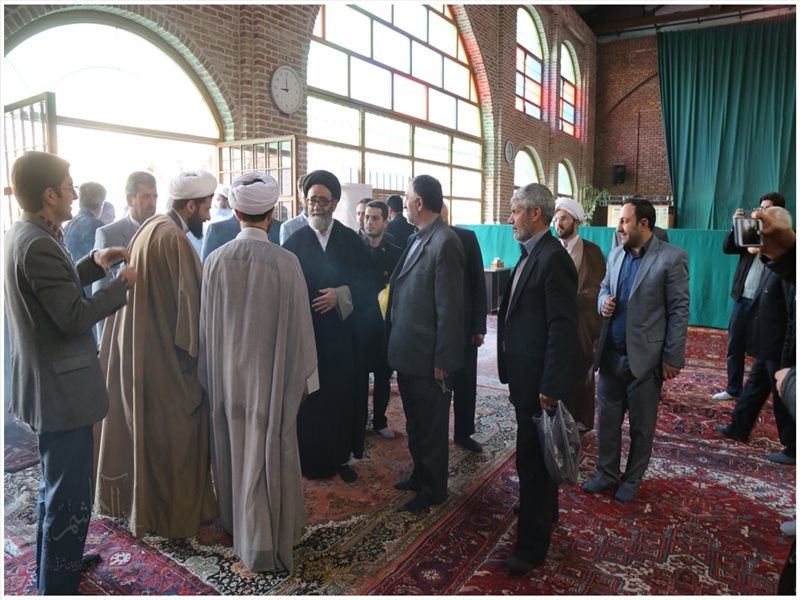 غبارروبی آستان مقدس امامزاده سیدحمزه
