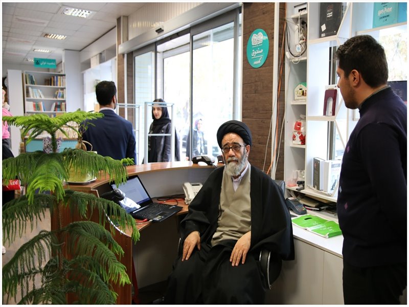 بازدید نماینده ولی فقیه از نمایشگاه دائمی کتاب فیروزه