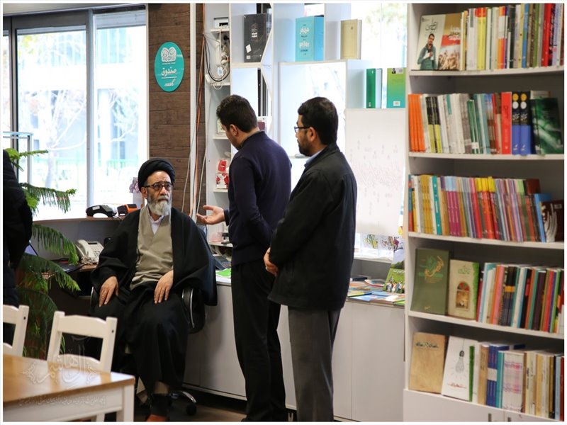 بازدید نماینده ولی فقیه از نمایشگاه دائمی کتاب فیروزه