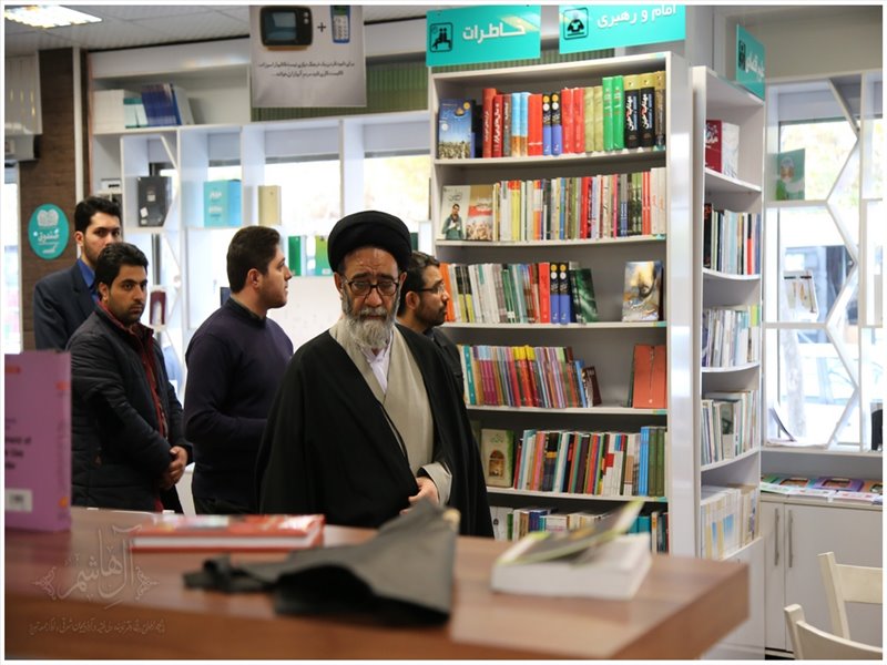 بازدید نماینده ولی فقیه از نمایشگاه دائمی کتاب فیروزه