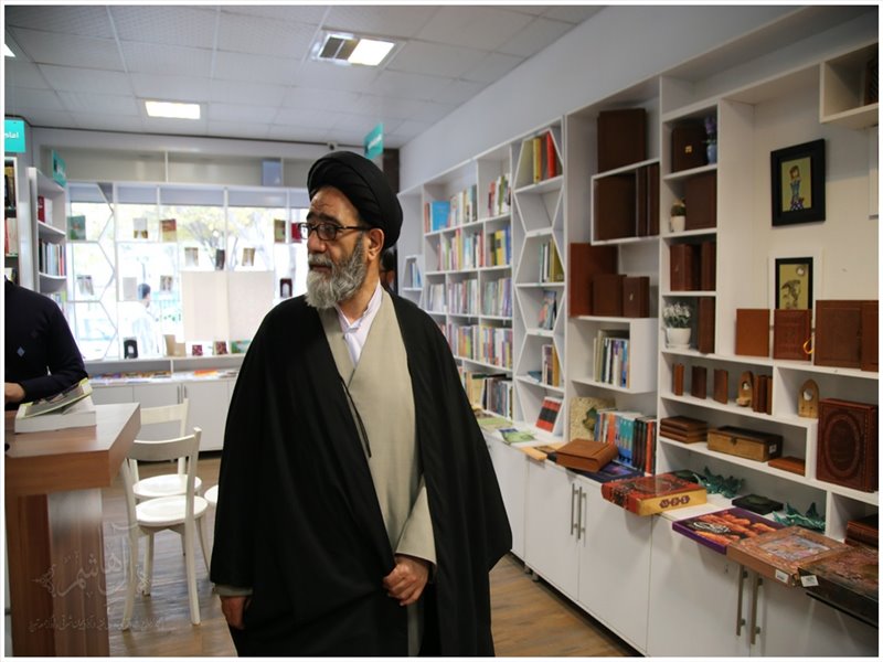 بازدید نماینده ولی فقیه از نمایشگاه دائمی کتاب فیروزه