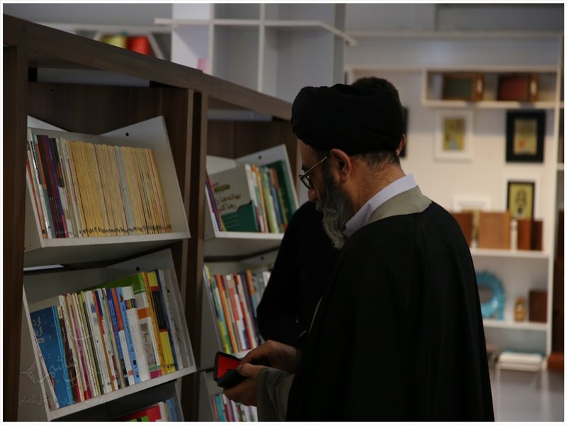 بازدید نماینده ولی فقیه از نمایشگاه دائمی کتاب فیروزه