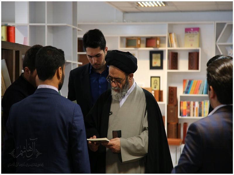 بازدید نماینده ولی فقیه از نمایشگاه دائمی کتاب فیروزه