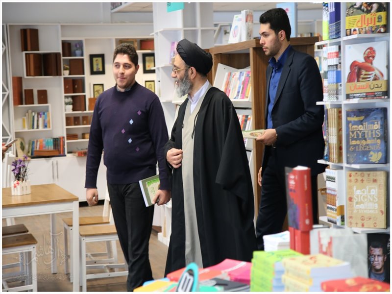 بازدید نماینده ولی فقیه از نمایشگاه دائمی کتاب فیروزه