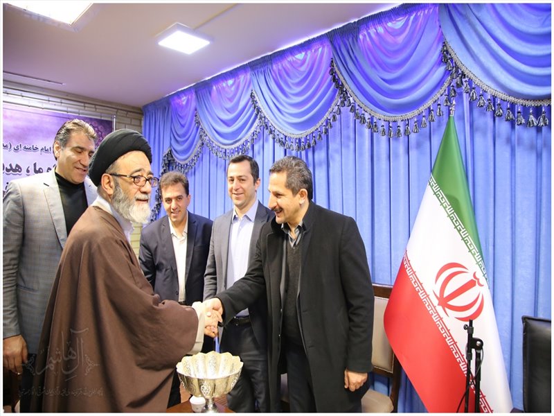 اهدای جام قهرمانی به نماینده ولی فقیه در استان
