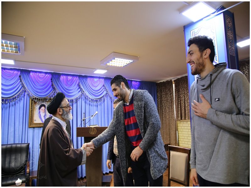 اهدای جام قهرمانی به نماینده ولی فقیه در استان