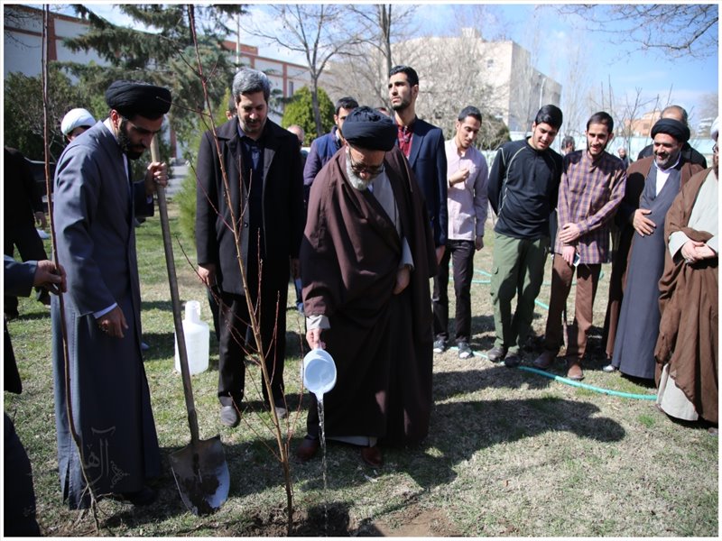 کاشت نهال در حوزه علمیه حضرت ولیعصر (عج) تبریز