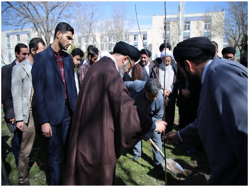 کاشت نهال در حوزه علمیه حضرت ولیعصر (عج) تبریز