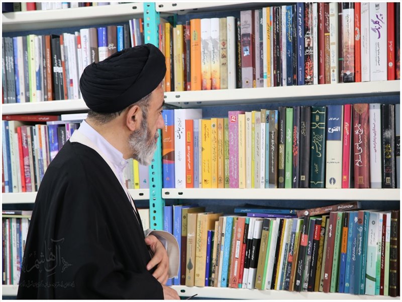 بازدید نماینده ولی فقیه در استان از کتابسرای دهخدا