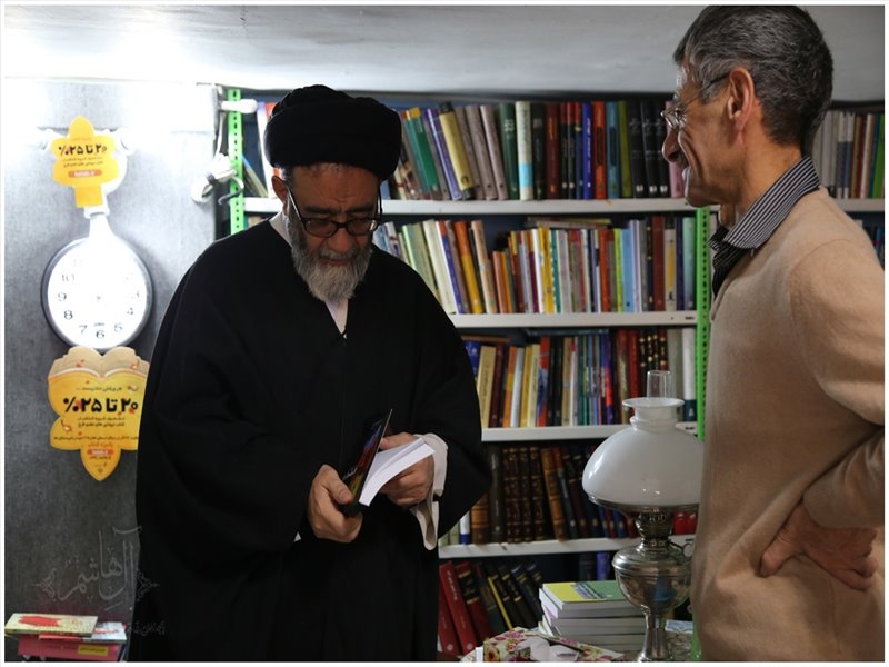 بازدید نماینده ولی فقیه در استان از کتابسرای دهخدا