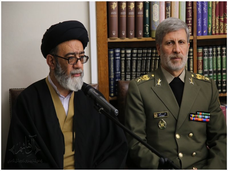 دیدار وزیر دفاع با نماینده ولی فقیه در آذربایجان شرقی