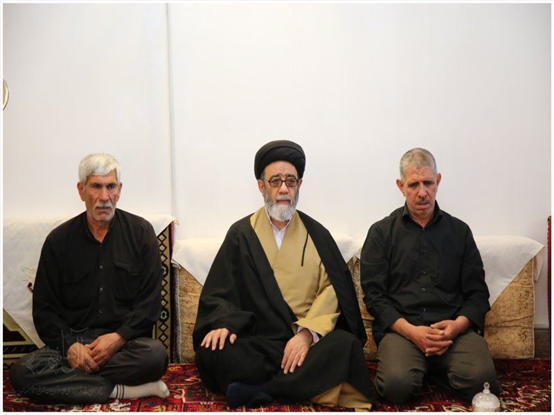 دیدار نماینده ولی فقیه در استان با خانواده شهید زوار جنتی