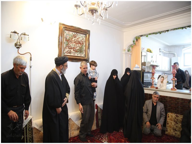 دیدار نماینده ولی فقیه در استان با خانواده شهید زوار جنتی