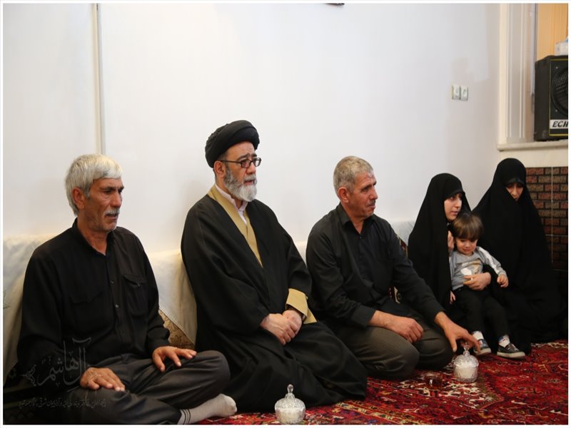 دیدار نماینده ولی فقیه در استان با خانواده شهید زوار جنتی