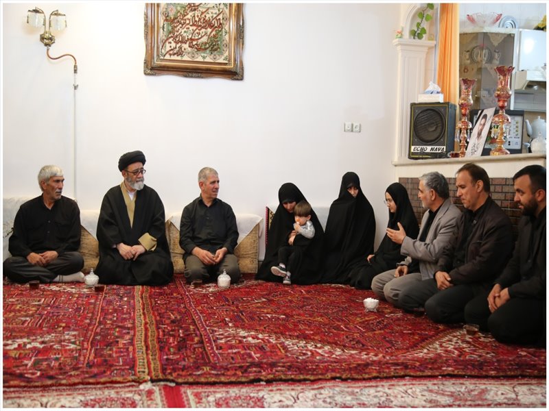 دیدار نماینده ولی فقیه در استان با خانواده شهید زوار جنتی