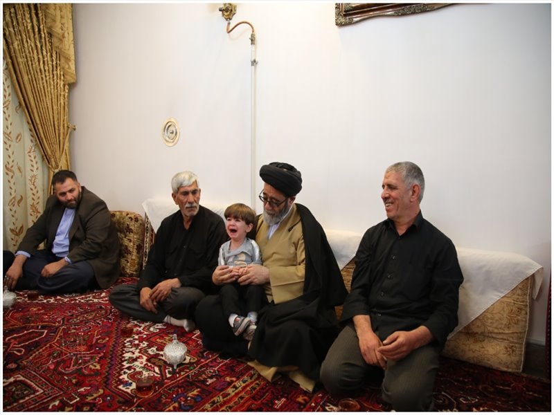 دیدار نماینده ولی فقیه در استان با خانواده شهید زوار جنتی