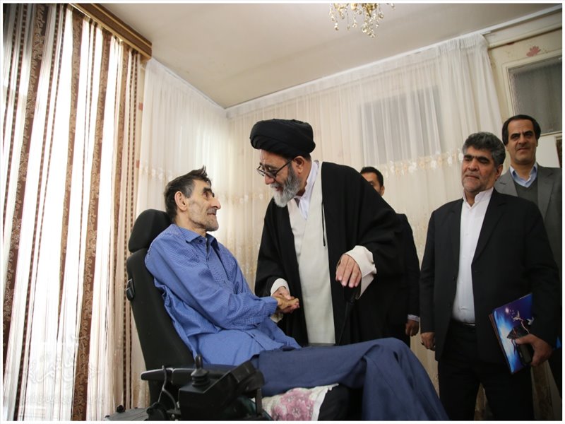 عیادت نماینده ولی فقیه از جانبازان دوران دفاع مقدس