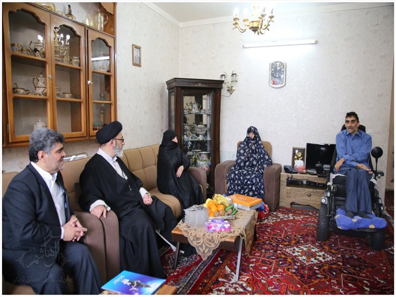 عیادت نماینده ولی فقیه از جانبازان دوران دفاع مقدس