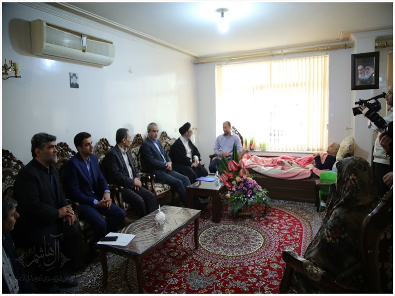 عیادت نماینده ولی فقیه از جانبازان دوران دفاع مقدس