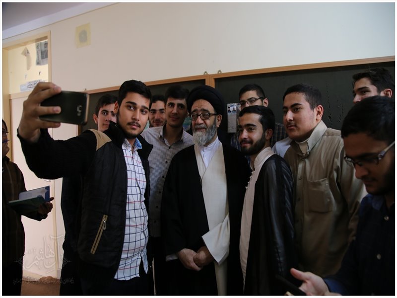 حضور امام جمعه تبریز در حجره های طلاب