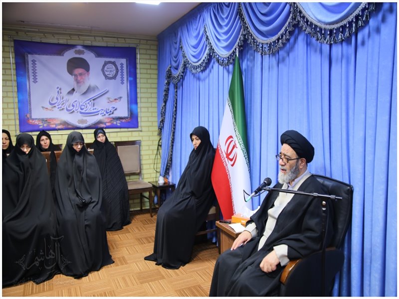 دیدار بانوان فرهیخته استان با امام جمعه تبریز