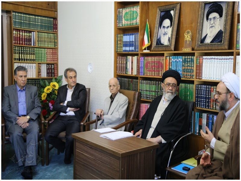 دیدار خیرین ستاد دیه استان با امام جمعه تبریز